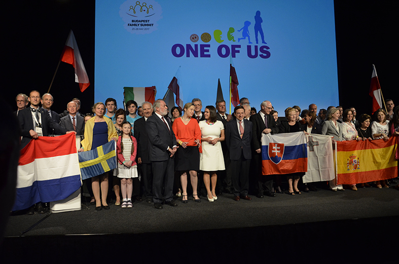 De gauche à droite : Bence Rétvari, ministre hongrois des capacités humaines (santé, famille, etc.), Mme et M. Bruchalski, Thierry de l